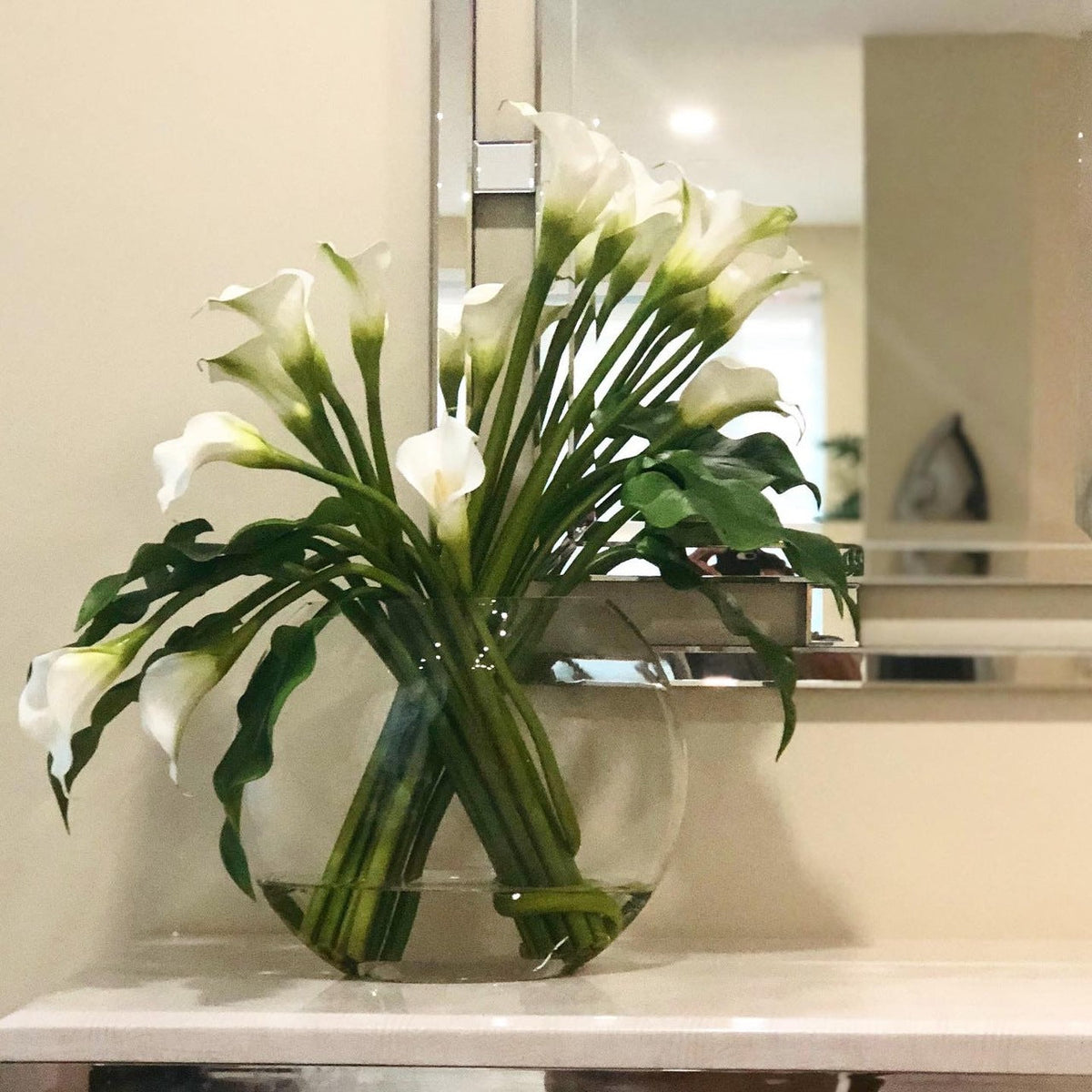 Weiß Calla Lilies in der Moon Vase