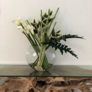 Grün Heliconias und Calla Lilies in der Moon Vase