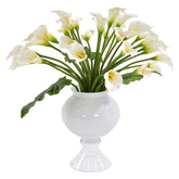 Multiple Weiß Calla Lilies in der Refine Vase