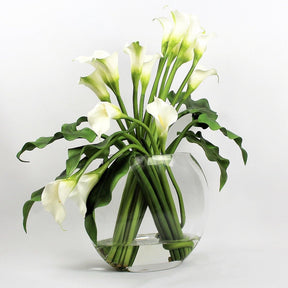 Weiß Calla Lilies in der Moon Vase