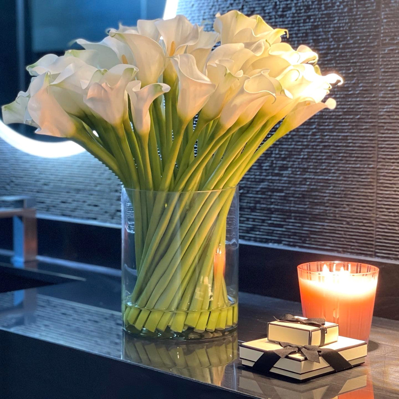 Cala Lilies In 25cm Glas Cylinder