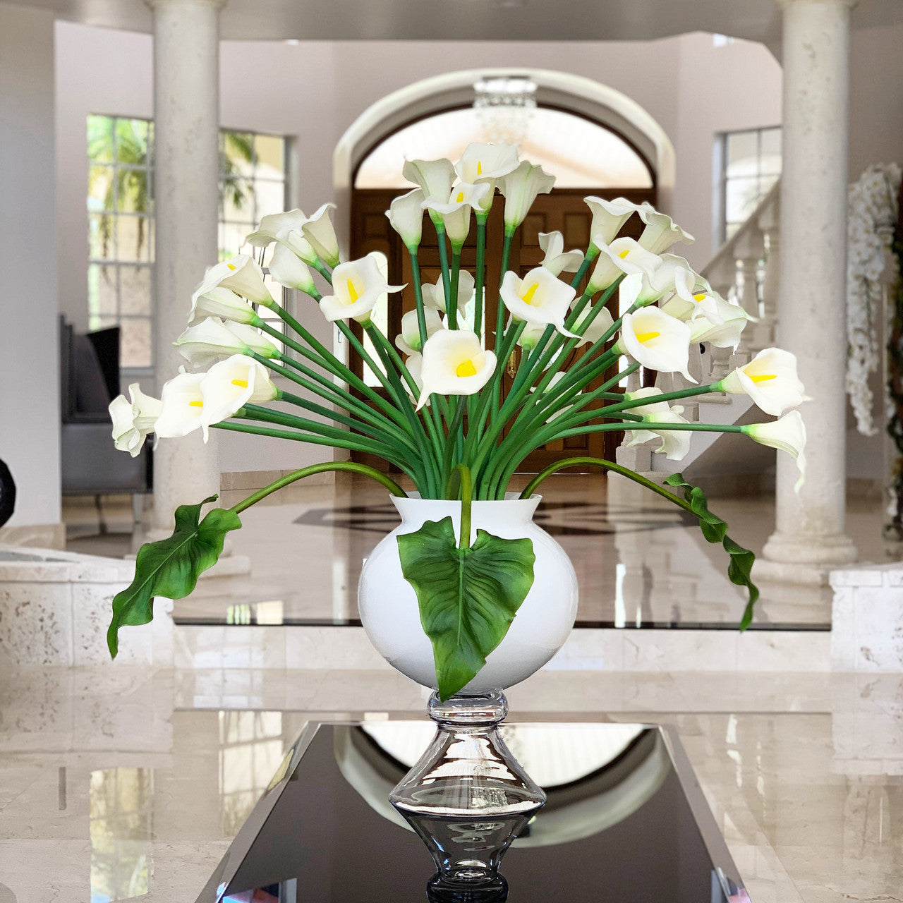 Multiple Weiß Calla Lilies in der Refine Vase