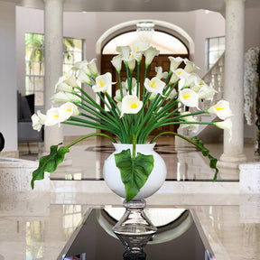 Multiple Weiß Calla Lilies in der Refine Vase