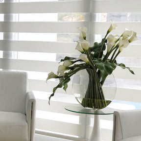 Weiß Calla Lilies in der Moon Vase