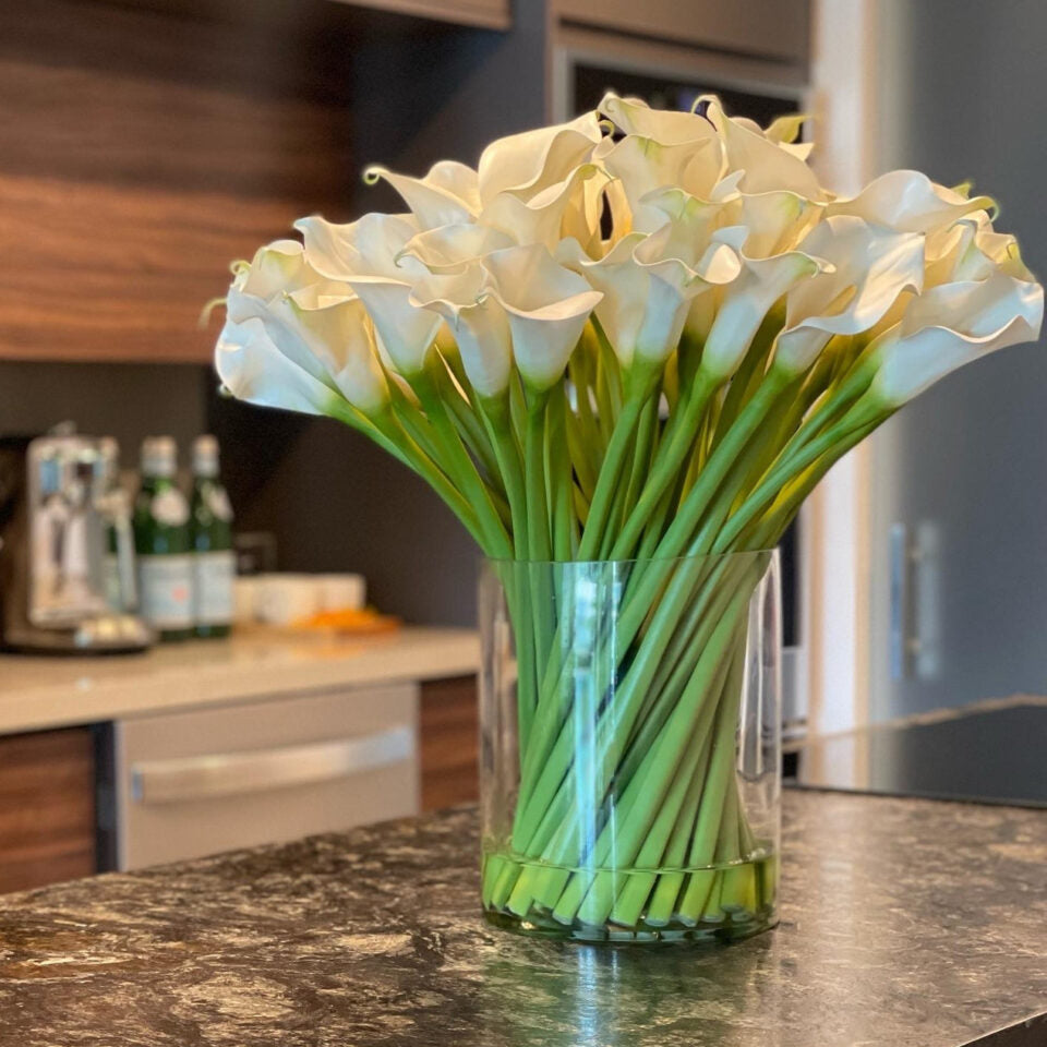 Cala Lilies In 25cm Glas Cylinder