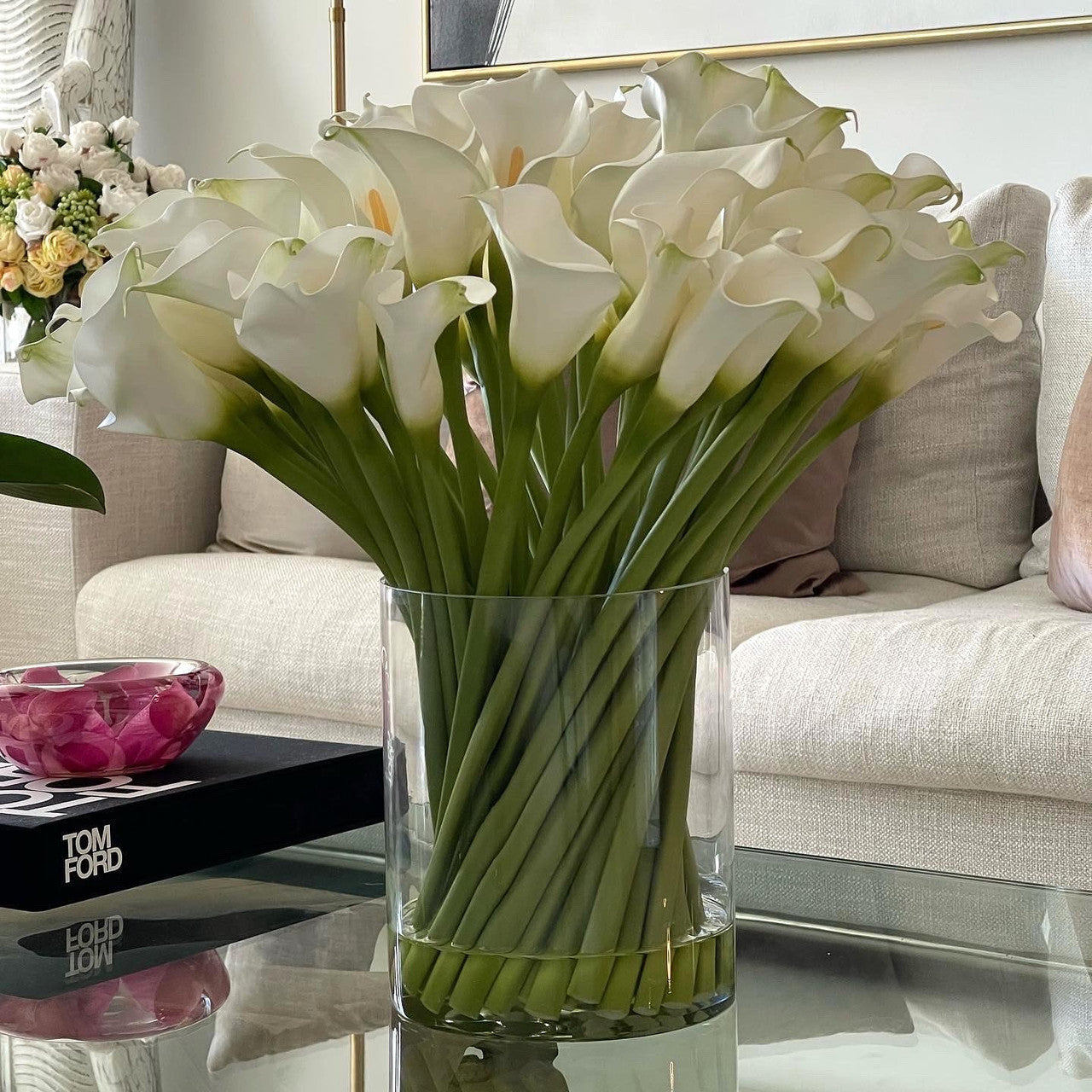 Cala Lilies In 25cm Glas Cylinder