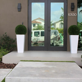Mittel Beau Fiberglas Vase Topiary