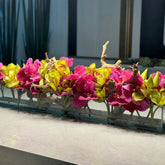 Rosa Vandas und Grün Cymbidiums im Casa Moderna Glas Pflanzgefäß
