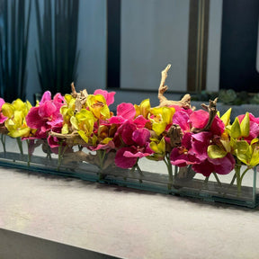 Rosa Vandas und Grün Cymbidiums im Casa Moderna Glas Pflanzgefäß