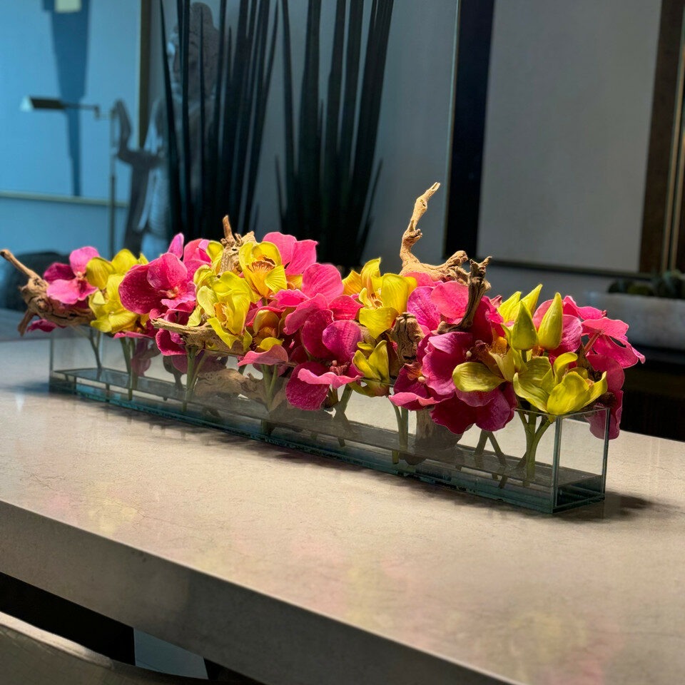 Rosa Vandas und Grün Cymbidiums im Casa Moderna Glas Pflanzgefäß