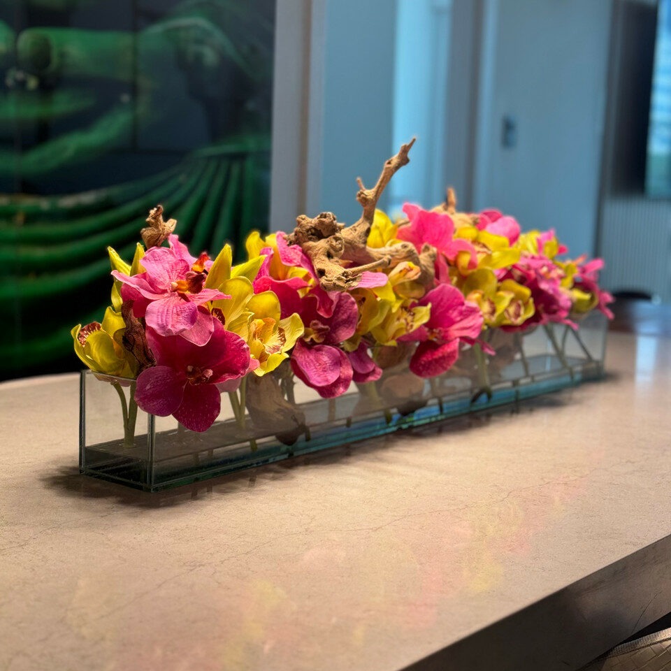 Rosa Vandas und Grün Cymbidiums im Casa Moderna Glas Pflanzgefäß