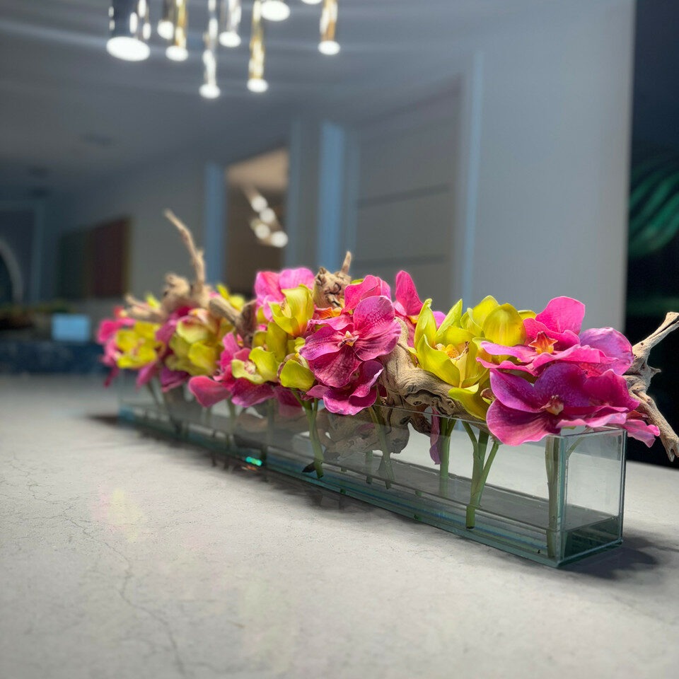 Rosa Vandas und Grün Cymbidiums im Casa Moderna Glas Pflanzgefäß
