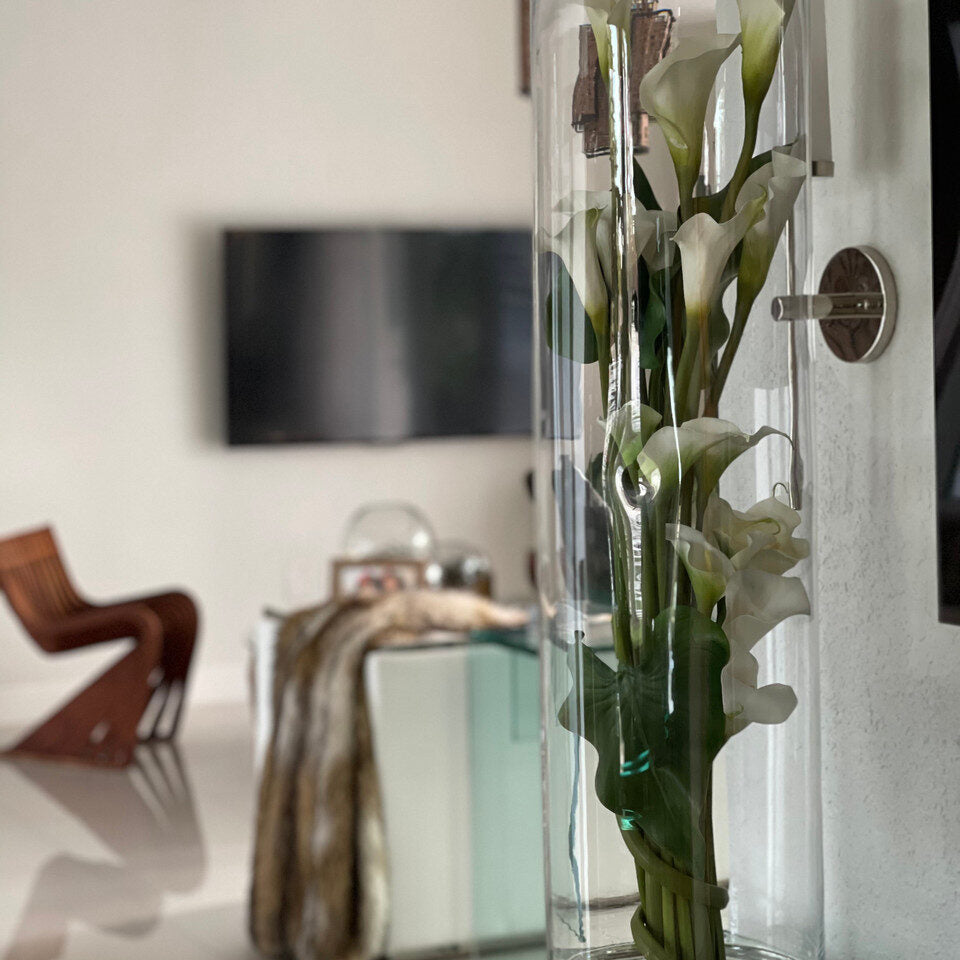 Weiß Calla Lilies und Blätter im Rota Cylinder