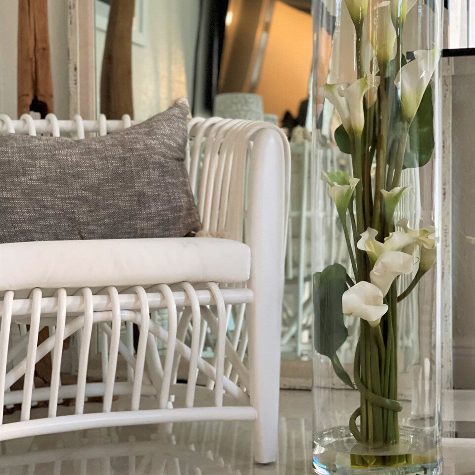 Weiß Calla Lilies und Blätter im Rota Cylinder