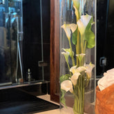 Weiß Calla Lilies und Blätter im Rota Cylinder