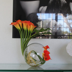 Mango Calla Lilies in der Crosswinds Vase