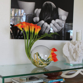 Mango Calla Lilies in der Crosswinds Vase