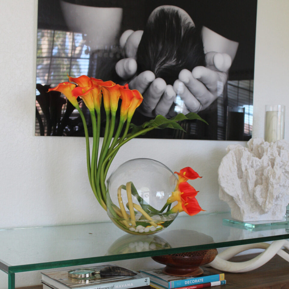 Mango Calla Lilies in der Crosswinds Vase