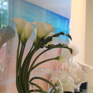 Calla Lilies in der Crosswinds Vase