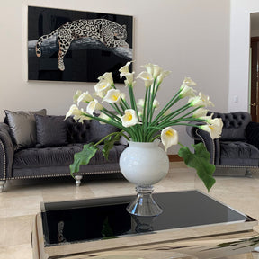 Multiple Weiß Calla Lilies in der Refine Vase