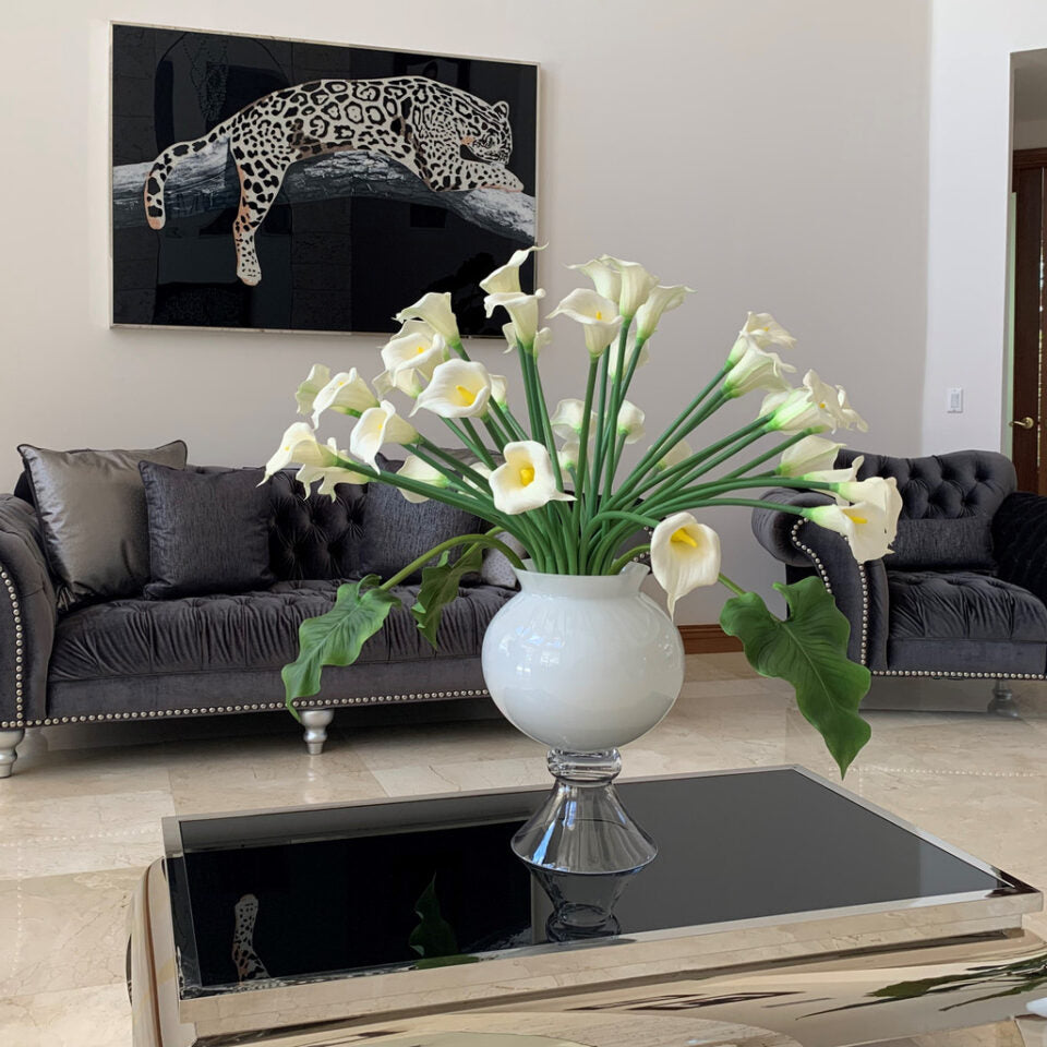 Multiple Weiß Calla Lilies in der Refine Vase