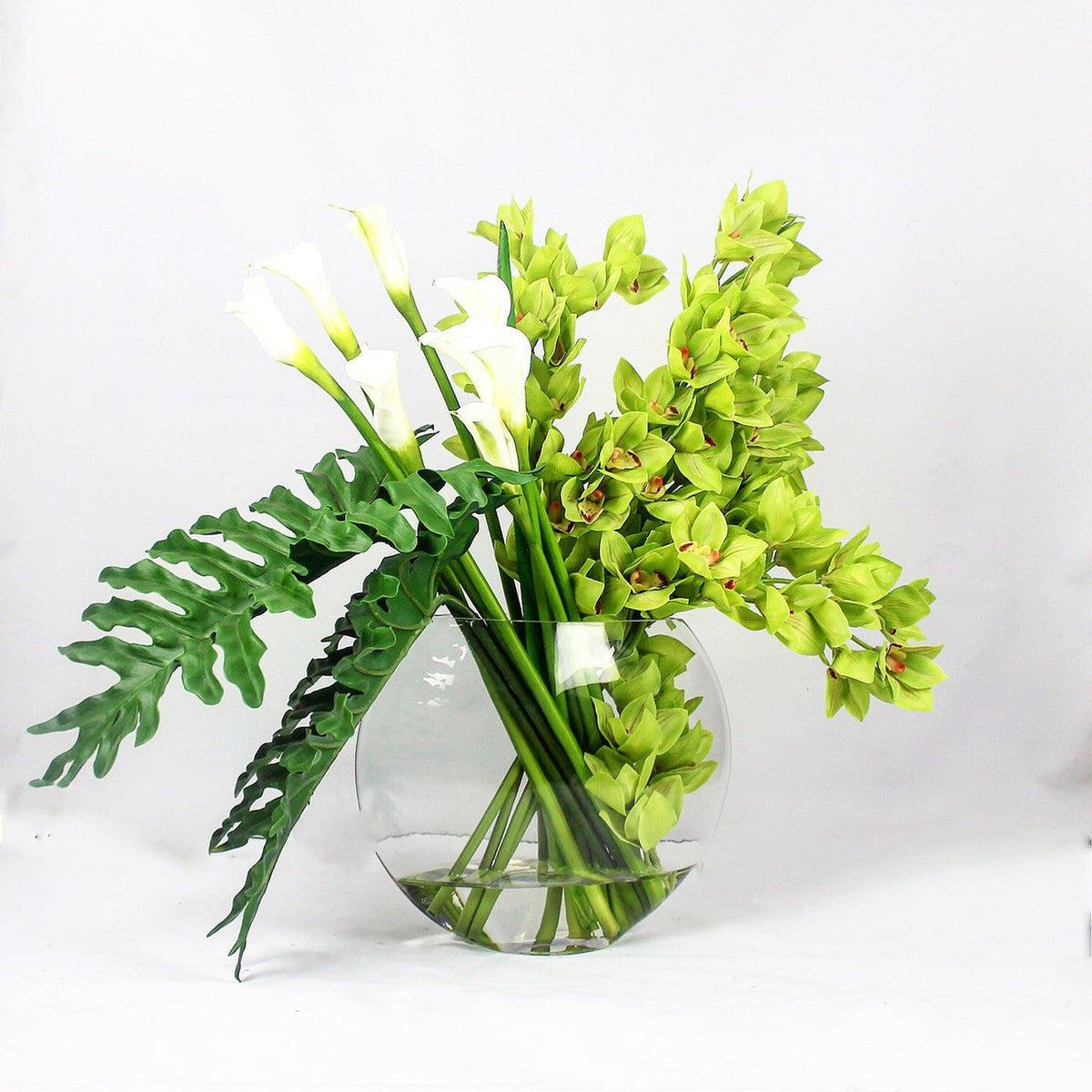 Grün Cymbidiums und Callas in der Moon Vase