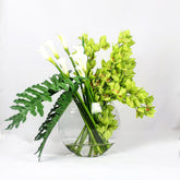 Grün Cymbidiums und Callas in der Moon Vase