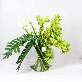 Grün Cymbidiums und Callas in der Moon Vase