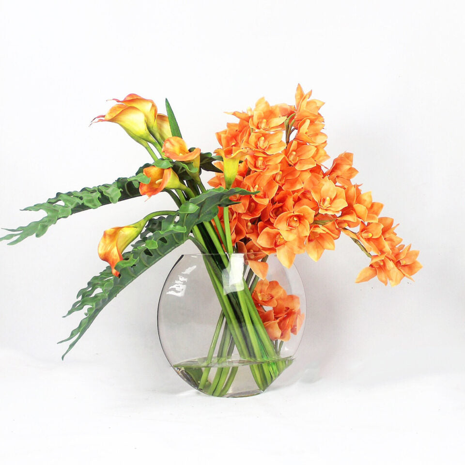 Orange Cymbidiums und Mango Callas in der Moon Vase