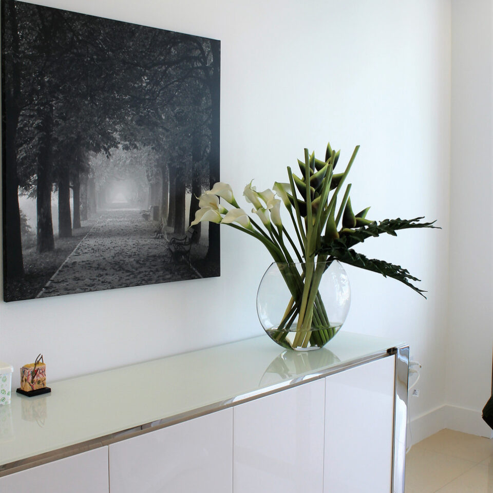 Grün Heliconias und Calla Lilies in der Moon Vase