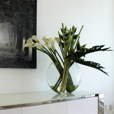 Grün Heliconias und Calla Lilies in der Moon Vase