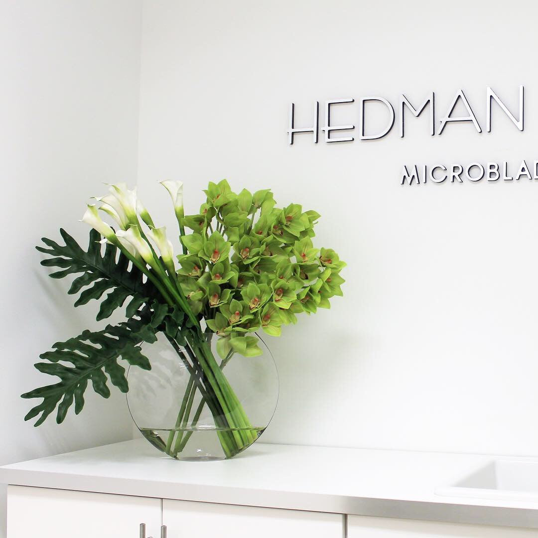 Grün Cymbidiums und Callas in der Moon Vase