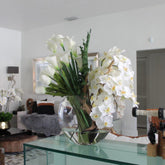 Mixed Strauß Of Flowers in der Moon Vase