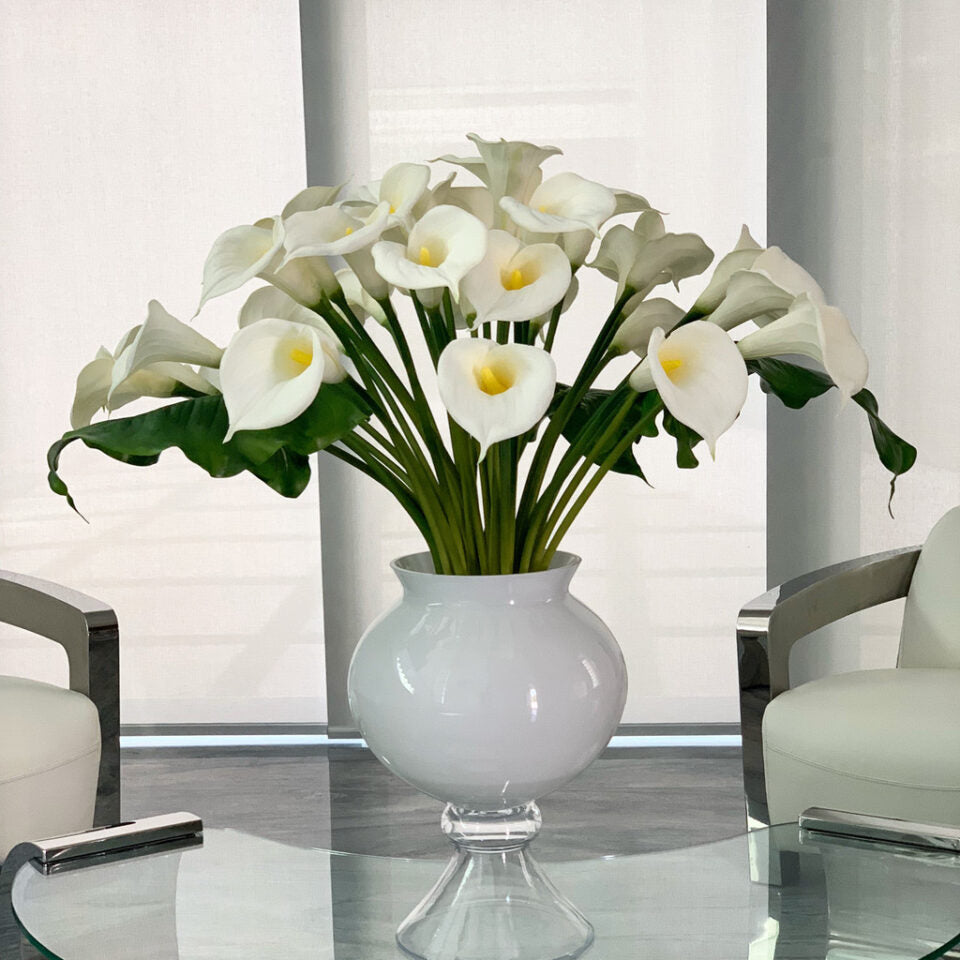 Multiple Weiß Calla Lilies in der Refine Vase