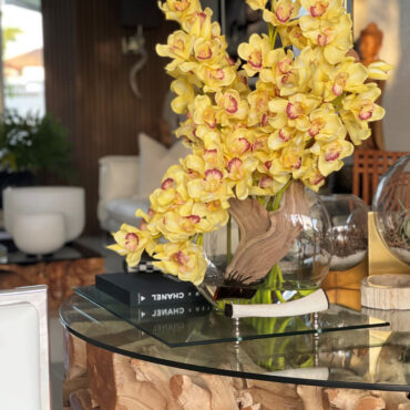 Gelb Cymbidiums In Moon in der Vase