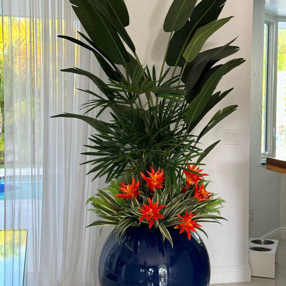 Tropical Mix Plants In Cobalt Blau Globe im Pflanzgefäß