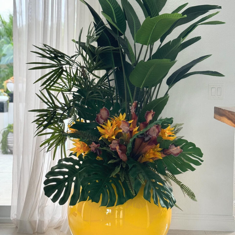 Tropical Mix Plants In Gelb Globe im Pflanzgefäß