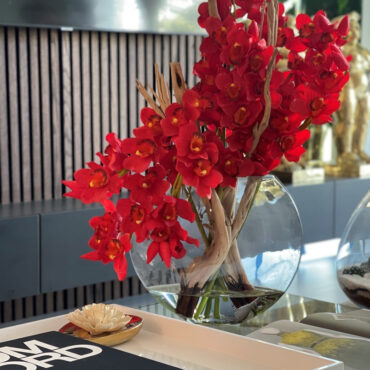 Rot Cymbidiums In Moon in der Vase