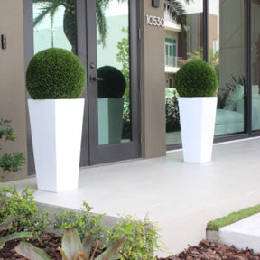 Mittel Beau Fiberglas Vase Topiary