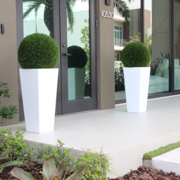 Mittel Beau Fiberglas Vase Topiary