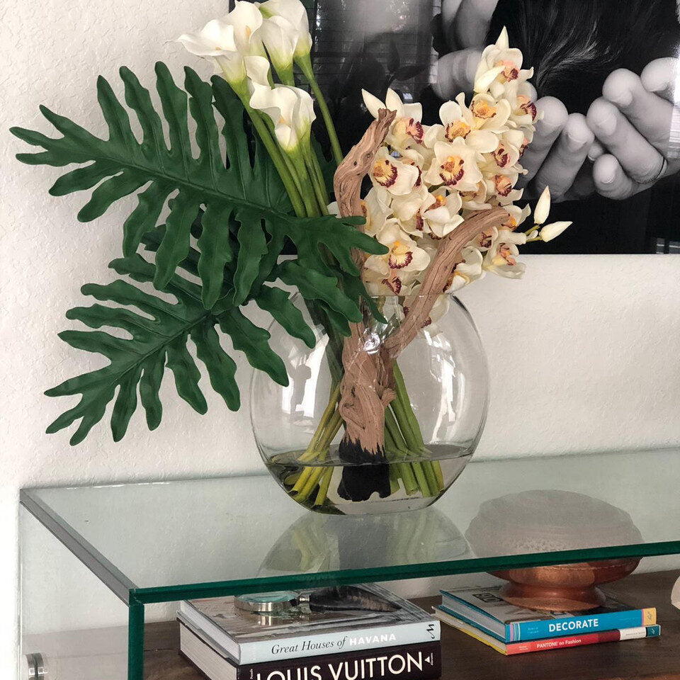 Cymbidiums und Callas in der Moon Vase