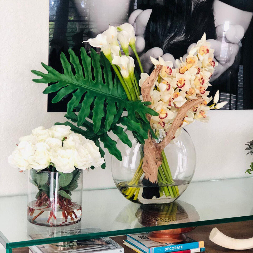 Cymbidiums und Callas in der Moon Vase