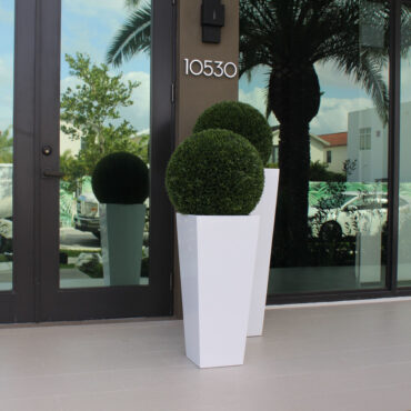 Mittel Beau Fiberglas Vase Topiary